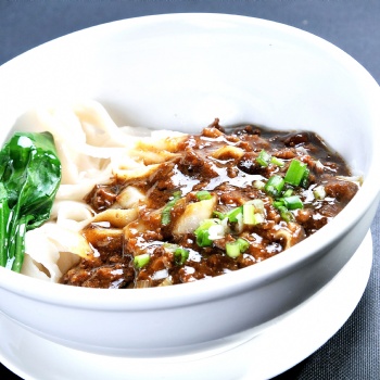 炸醬面學(xué)習(xí)班 陜西面食炸醬面紅燒牛肉面技術(shù)去哪學(xué)？