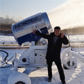 造雪量大雪質優(yōu)廠家 對環(huán)境污染少選小型人工造雪機
