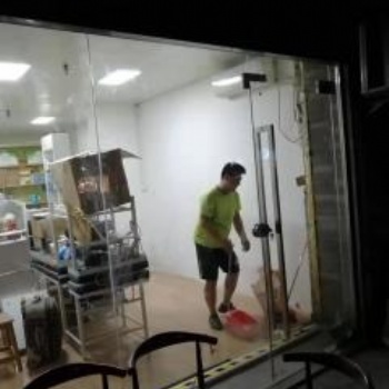 西安維修安裝推拉玻璃門，更換地彈簧