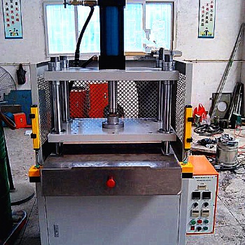 導(dǎo)熱銅管壓扁油壓機(jī)弘銘四柱油壓機(jī) 熱壓機(jī)