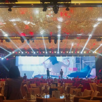 惠州專業(yè)演出設(shè)備出租，演出燈光音響桁架背景出租，活動(dòng)桌椅鐵馬沙發(fā)出租