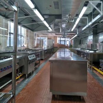 廣州雍隆廚具廠專業(yè)不銹鋼煙管煙罩安裝排煙風(fēng)機(jī)鍍鋅煙管