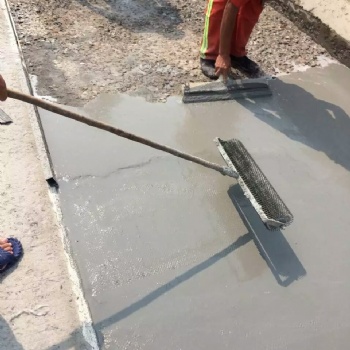 西藏昌都混凝土道路起砂漏石子快速修補(bǔ)施工方便兩小時(shí)通車