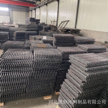 安平廠家生產(chǎn)熱鍍鋅鋼格柵 加工定制鋼格板 手工焊接、機(jī)器壓焊
