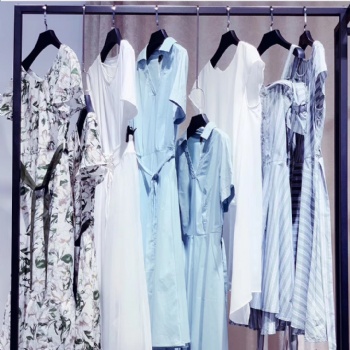 南寧服裝批發(fā)-南寧服裝批發(fā)網(wǎng)艾薇萱品牌女裝供貨場地
