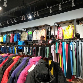 安踏運動品牌服裝廠家尾貨批發(fā)，供應直播地攤大貨