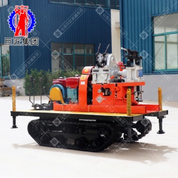 YQZD-30型履帶式液壓輕便鉆機(jī)采用球卡夾持機(jī)構(gòu)，可實(shí)行不停機(jī)倒桿