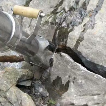 大型快速無聲分解石頭用液壓劈石機(jī)