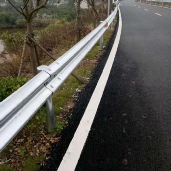 湖南高速公路波形護欄 農(nóng)村道路防撞護欄 橋梁鍍鋅鋼護欄