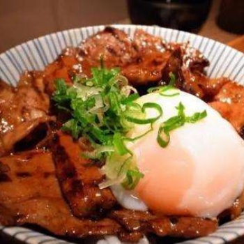 兀島燒肉丼飯?jiān)鯓娱_店,烤肉拌飯加盟利潤,兀島燒肉飯技術(shù)培訓(xùn)