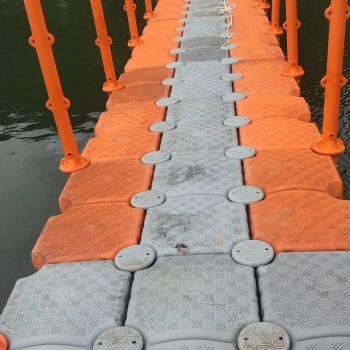 優(yōu)質(zhì)工程浮筒皮劃艇碼頭釣魚賽平臺(tái)浮橋海上抗風(fēng)浪養(yǎng)殖水上平臺(tái)