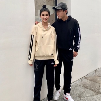 特賣地?cái)傌浽茨惺繋齑嫫放莆藏浨鍌}運(yùn)動品牌尾貨