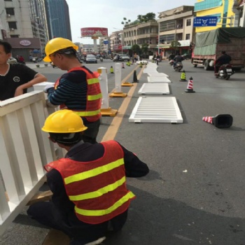 清遠市政道路護欄生產廠家 配20公斤鑄鐵底座 中央隔離護欄
