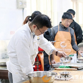 打工返鄉青年想創業學廚師專業技術認可西安新紀元烹飪技工學校