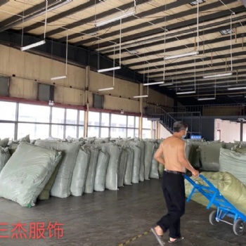 廣州三杰服飾品牌專柜下架女裝走份批發(fā)，連衣裙批發(fā)，羽絨服批發(fā)，雙面呢批發(fā)