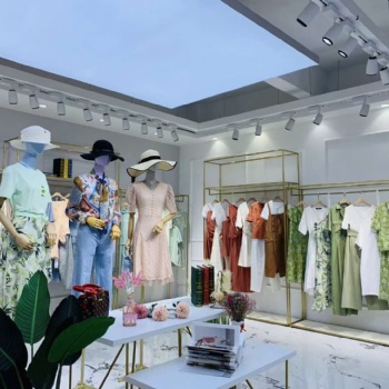 廣州三杰服飾品牌折扣女裝衣服批發_廠家直供貨源_0.1折起批春夏裝。