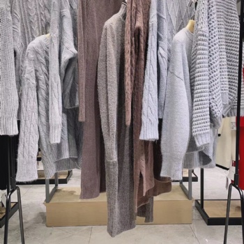 廣州三杰服飾石井品牌折扣女裝衣服批發_廠家直供貨源_0.1折起批秋冬裝。
