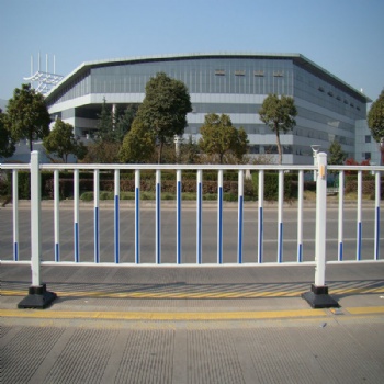 廣州定制市政道路護(hù)欄 公路馬路隔離防撞欄桿 京式圍欄鋅鋼交通護(hù)欄