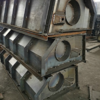 水利自嵌式擋土墻模具造價低，混凝土擋土墻模具質(zhì)量可靠