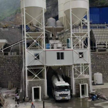 成都潤捷建機生產(chǎn)銷售混凝土攪拌站