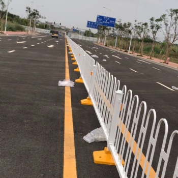 廣州市政道路防護(hù)欄桿款式定做 清遠(yuǎn)機(jī)動(dòng)車(chē)道京式護(hù)欄價(jià)格