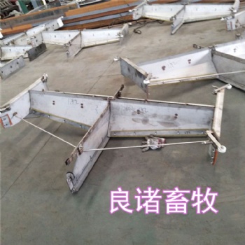 豬場(chǎng)刮糞機(jī) 牛場(chǎng)刮糞機(jī) 304不銹鋼刮糞機(jī) 一拖二刮糞機(jī)V型刮板刮糞機(jī)