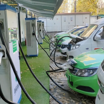 恩澤場站丨鳳城九路新能源車充電場站座無虛席，人氣爆棚！