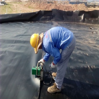 環(huán)保防滲材料HDPE土工膜、垃圾填埋場防滲材料HDPE土工膜、聚酯長絲土工布廠家