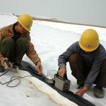 城市建設(shè)HDPE防滲土工膜、河道治理兩布一膜復(fù)合土工膜、聚酯長絲土工布德州廠家
