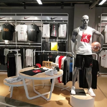 耐克阿迪折扣店加盟：原來店鋪模特陳列有這么多學(xué)問！耐克優(yōu)質(zhì)正品貨源渠道