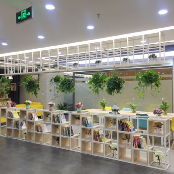 聯(lián)合辦公，全深圳有100+分店可以選擇，10-100平場(chǎng)地都有，還可以申請(qǐng)補(bǔ)貼