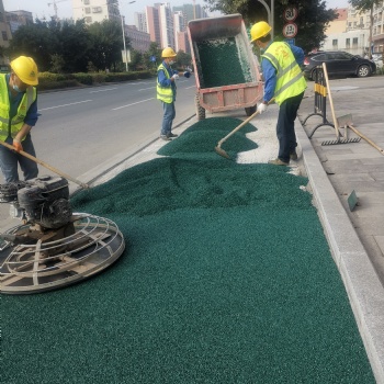 冷鋪透水瀝青就選廣州地石麗專業(yè)冷鋪瀝青材料廠家全程技術指導